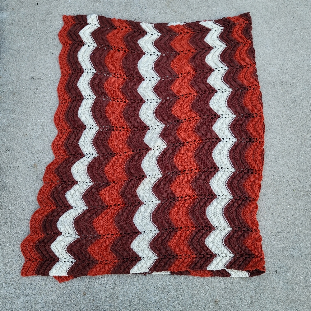 VINTAGE Scallop Edge Crochet Blanket - Picture 8 of 9